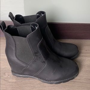 Universal thread healed boots